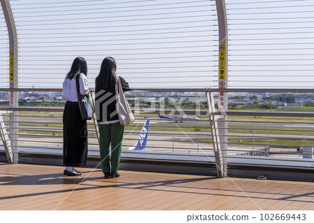 大阪機場觀景台 兩名女性看飛機的背影 大阪府豐中市 102669443