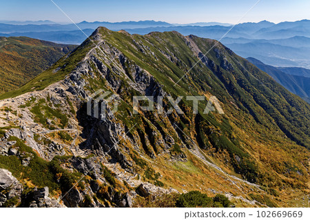 從中央阿爾卑斯山法見嶽山頂看到的稻前岳和八岳 102669669