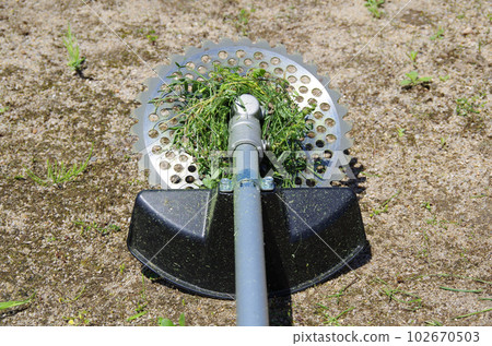 Grass wrapped around the center of the mower blade Grass wrapped around the center of the mower blade 102670503