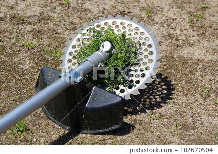 Grass wrapped around the center of the mower blade Grass wrapped around the center of the mower blade 102670504