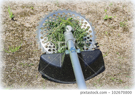 草纏繞在割草機刀片的中心（插圖樣式） 102670800