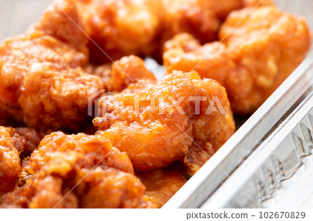 外賣圖像。炸雞放在一個透明的塑料容器中。 102670829