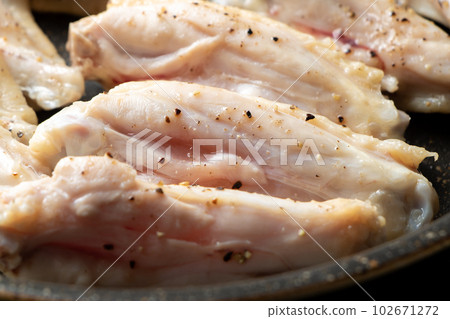 在煎鍋中烤雞肉（雞翅）。 102671272