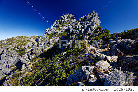 Mt. Hokendake and Mt. Kisokomagatake in the autumn colors of the Central Alps Mt. Hokendake and Mt. Kisokomagatake in the autumn colors of the Central Alps 102671923