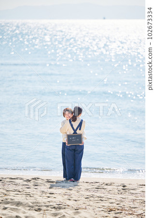 海上黑板的年輕女子和朋友 海上黑板的年輕女子和朋友 102673334