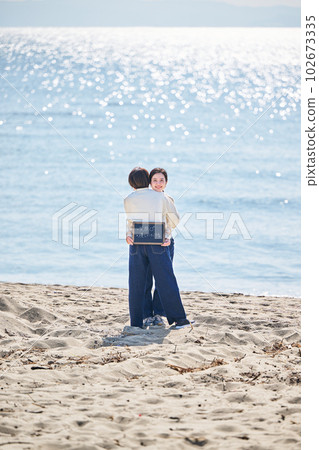 海上黑板的年輕女子和朋友 102673335