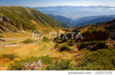 從中央阿爾卑斯山的法見嶽山脊線看到的千疊敷冰斗與秋葉。 從中央阿爾卑斯山的法見嶽山脊線看到的千疊敷冰斗與秋葉。 102673376
