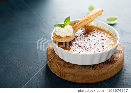 Creme brulee dessert 102674557