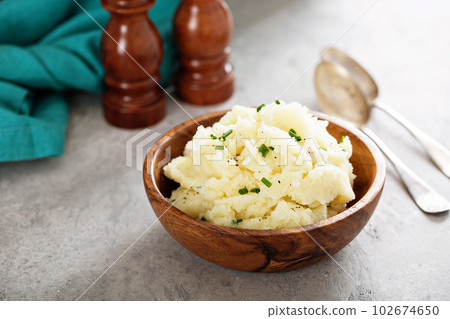 Fluffy mashed potatoes with chives 102674650