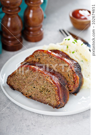 Meatloaf with mashed potatoes 102674651