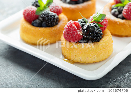 Dessert cups with fresh berries 102674706