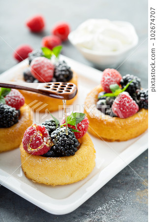 Dessert cups with fresh berries 102674707