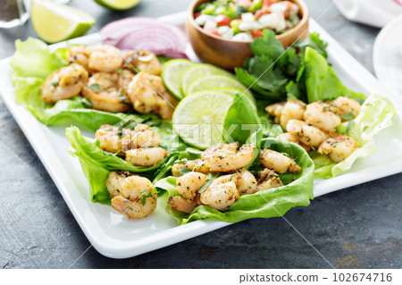 Spicy shrimp lettuce wraps with salsa Spicy shrimp lettuce wraps with salsa 102674716