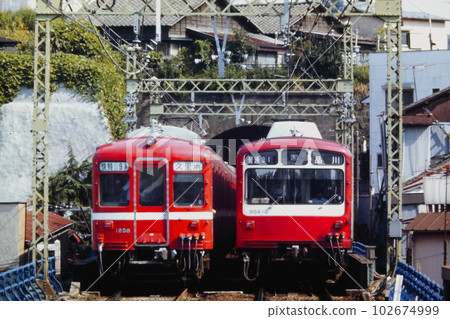View from Keikyu Tobe Station, former 1000-type express and 800-type local trains lined up in front of the tunnel, June 22, 1982 View from Keikyu Tobe Station, former 1000-type express and 800-type local trains lined up in front of the tunnel, June 22, 1982 102674999