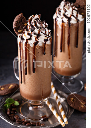 Chocolate frappe with cookies 102675102