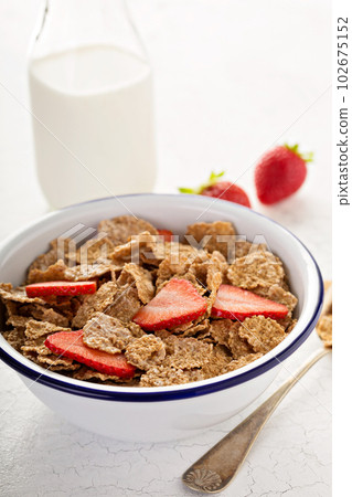 Multigrain healthy cereals with fresh berry 102675152