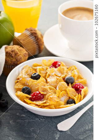 Cornflakes cereals with berries Cornflakes cereals with berries 102675160