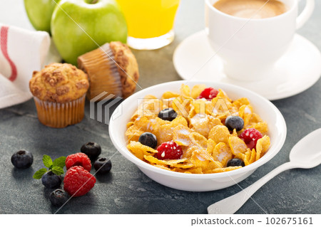 Cornflakes cereals with berries 102675161