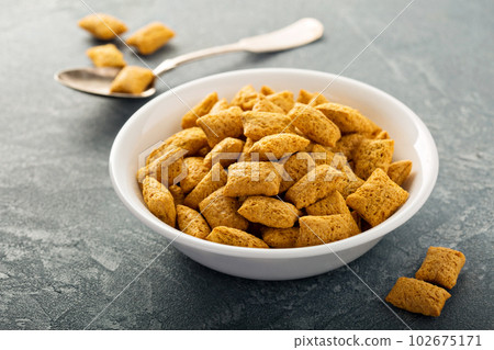 Wholegrain cold cereal with chocolate filling Wholegrain cold cereal with chocolate filling 102675171