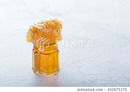 Jar of honey and honeycomb Jar of honey and honeycomb 102675378