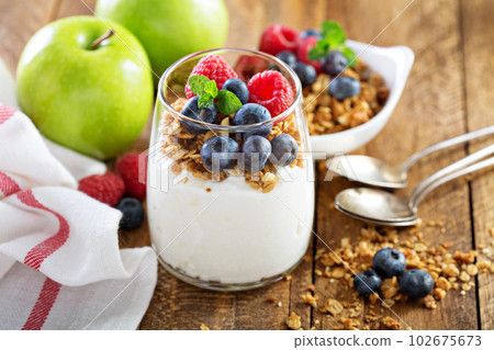 Cottage cheese and yogurt parfait with granola 102675673