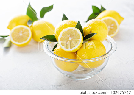 Fresh lemons in a glass bowl 102675747