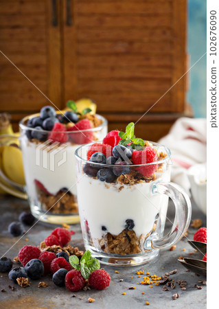 Yogurt parfait with granola and berries 102676090