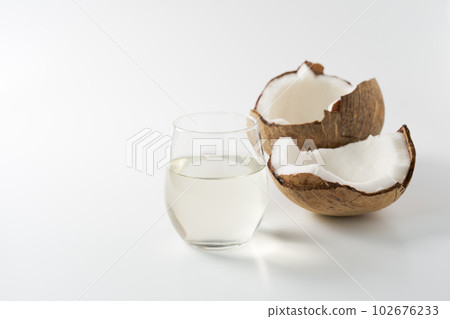 椰子白色背景 椰子白色背景 102676233