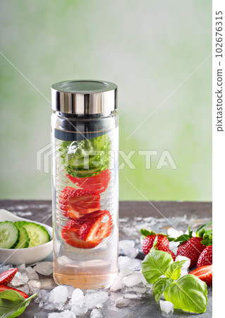 Infused detox water with strawberry 102676315
