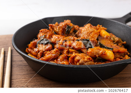Stir-fried chicken and vegetables in spicy sauce Dakgalbi Stir-fried chicken and vegetables in spicy sauce Dakgalbi 102676417