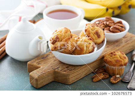 Banana muffins on cooling rack Banana muffins on cooling rack 102676573