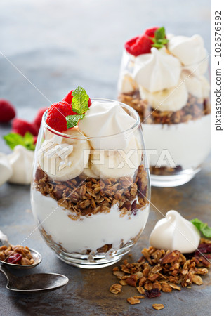 Banana and granola breakfast parfait 102676592