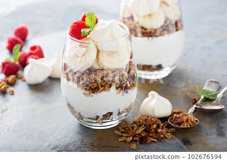 Banana and granola breakfast parfait 102676594