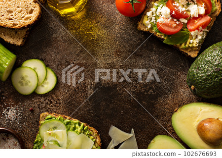 Avocado toast copyspace 102676693