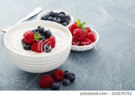 Healthy Greek yogurt bowl with berry Healthy Greek yogurt bowl with berry 102676702