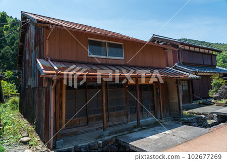 在該國的空房子 在該國的空房子 102677269