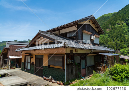 在該國的空房子 在該國的空房子 102677338