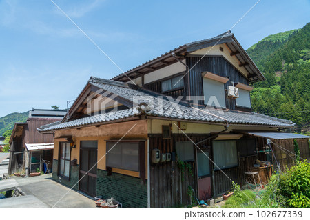 Empty house in the country 102677339