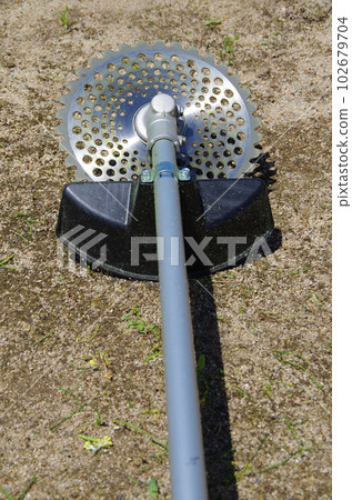 割草工作後的割草機 割草工作後的割草機 102679704