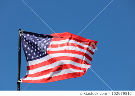 美國國旗在風中流動 102679813