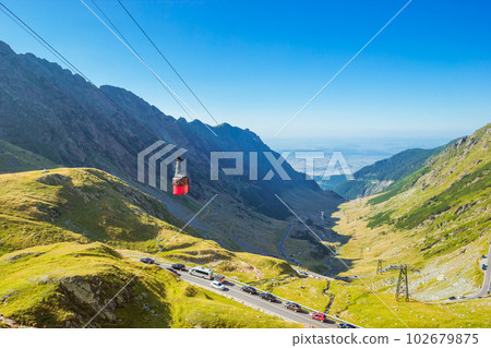 Red cable car above the Transfagarasan Alpine Road Red cable car above the Transfagarasan Alpine Road 102679875