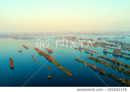 It is a beautiful landscape in the Netherlands, a famous tourist attraction. 102682376