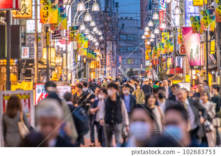 日本東京城市景觀轉入第五級別後的第一個星期五。人山人海的新橋西口街道…=5月12日 日本東京城市景觀轉入第五級別後的第一個星期五。人山人海的新橋西口街道…=5月12日 102683753