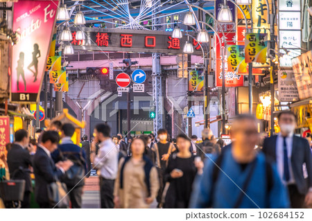 日本東京城市景觀轉入第五級別後的第一個星期五。繁華的新橋西口大街。在後面是新橋站Karasumori出口...... = 5月12日 日本東京城市景觀轉入第五級別後的第一個星期五。繁華的新橋西口大街。在後面是新橋站Karasumori出口...... = 5月12日 102684152