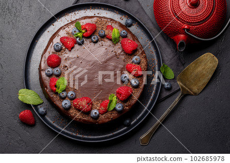 Chocolate cake dessert with fresh berries 102685978