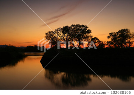 Kitakami River dyed in the sunset 102688106