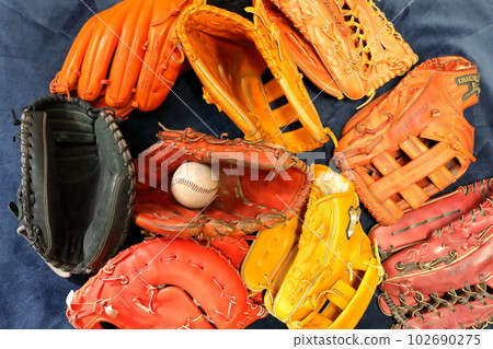 9 人的棒球手套和連指手套圖像 102690275