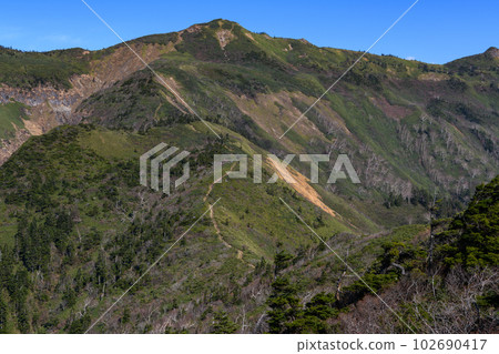 深秋的穗高山 102690417