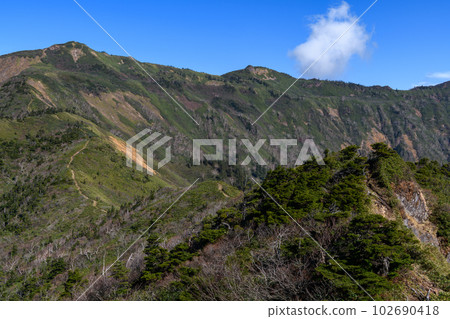 深秋的穗高山 102690418