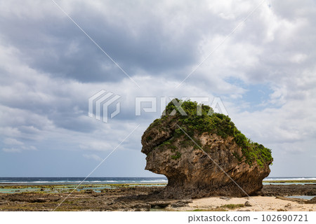 Sea, blue sky and rock scenery of Gushichan Beach in Gushikazu, Yaese Town, Okinawa Prefecture 102690721